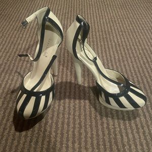 Shoe dazzle pumps